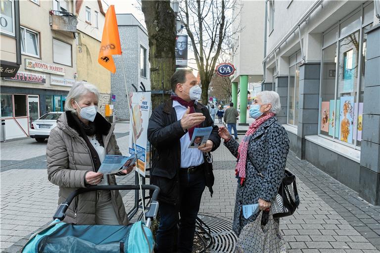 OB-Kandidat Stefan Braun verteilt Flyer in der Backnanger Innenstadt und wirbt im Gespräch – hier mit Agnes Wichmann (links) und Sofia Stromaier – um Stimmen für sich. Foto: J. Fiedler