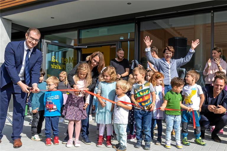 OB Maximilian Friedrich, Kita-Leiterin Carmen Stradinger und Architekt Felix Stammler zerschneiden im Beisein der Kinder symbolisch das rote Einweihungsband. Fotos: Alexander Becher