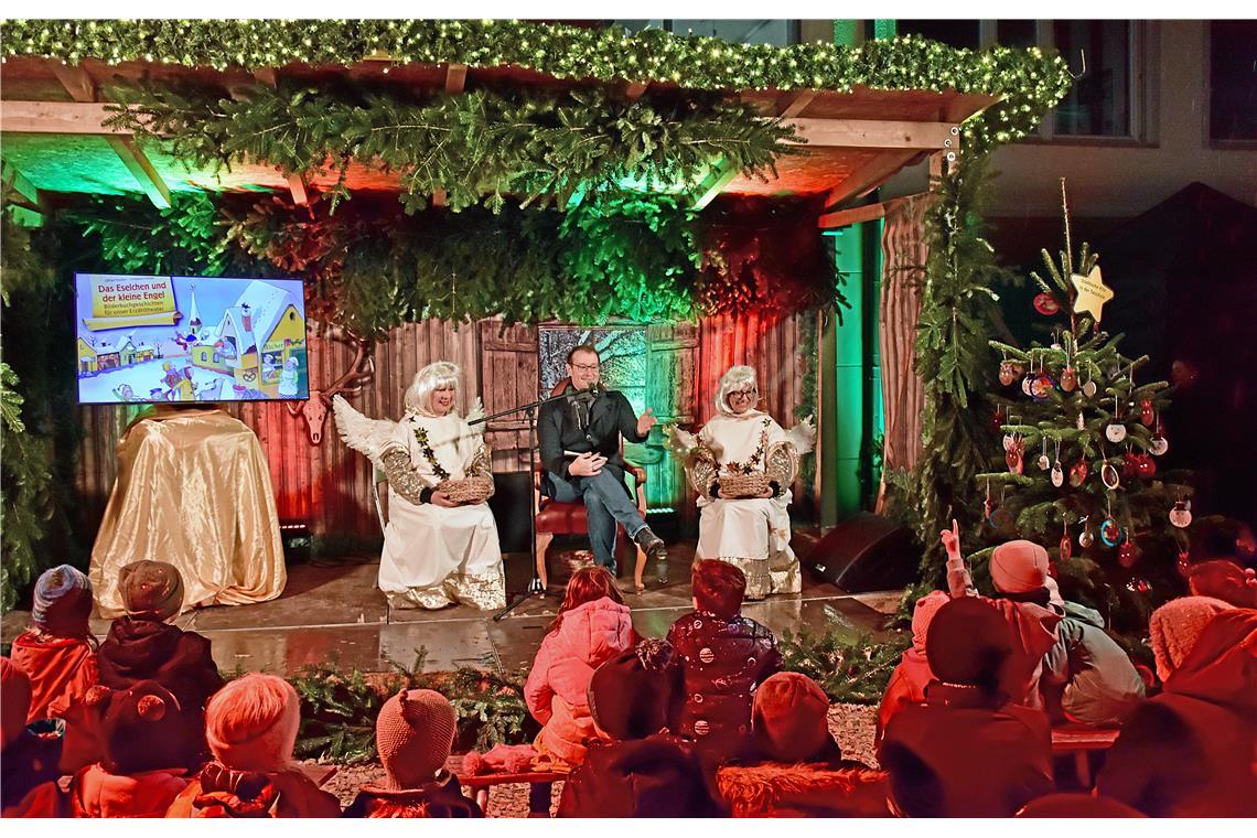 OB Maximilian Friedrich liest auf der Waldbühne den Kindern die Geschichte "Das ...