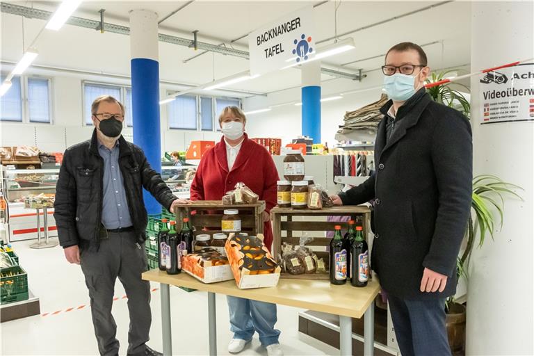 OB Maximilian Friedrich (rechts) hatte schon im November versprochen, dass die verderblichen Lebensmittel des abgesagten Weihnachtsmarkts gespendet werden sollten. Foto: Stadt Backnang