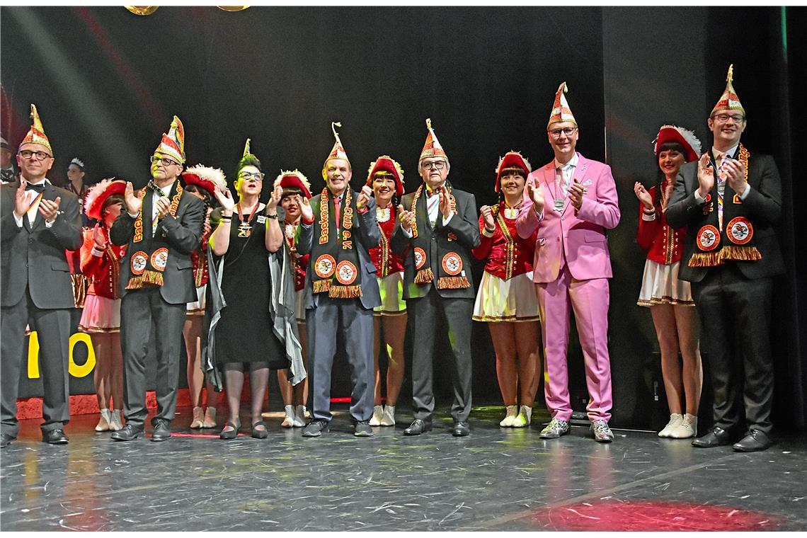 OB Maximilian Friedrich (rechts) und Landrat Richard Sigel (in rosa gekleidet). ...