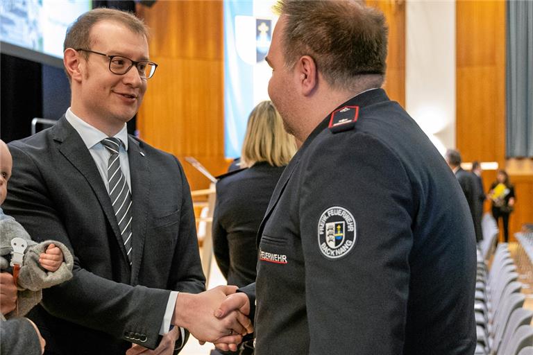 OB Maximilian Friedrich reicht seinem Gegenüber gerne die Hand, so wie hundertfach getan beim Neujahrsempfang. Foto: Alexander Becher