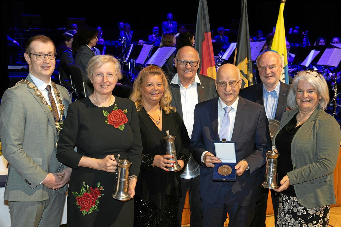 Gerhard Ketterer erhält die Bürgermedaille der Stadt Backnang OB Maximilian Friedrich überreicht die Ehrungen an Ute Ulfert, Charlotte Klinghoffer, Rolf Hettich, Gerhard Ketterer, Michael Balzer und Sabine Kutteroff (von links). Foto: Alexander Becher