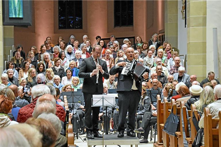 OB Maximilian Friedrich und Dekan Rainer Köpf musizieren auch selbst. Foto: Tobias Sellmaier