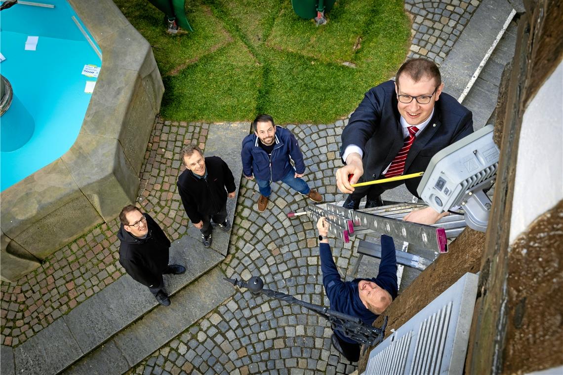 OB Maximilian Friedrich unterstützt die Freifunkinitiative und steigt dafür sogar selbst auf die Leiter. Bis Mitte Mai wollen Daniel Jacobi, Konrad Panzlaff, Timo Haible und Stefan Mehres (von links) sechs neue Zugangspunkte in der Innenstadt installieren. Foto: Alexander Becher