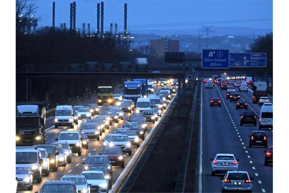 Ob mit dem Auto oder in öffentlichen Verkehrsmitteln: Immer mehr Menschen pendeln zur Arbeit. Foto: Oliver Berg/dpa