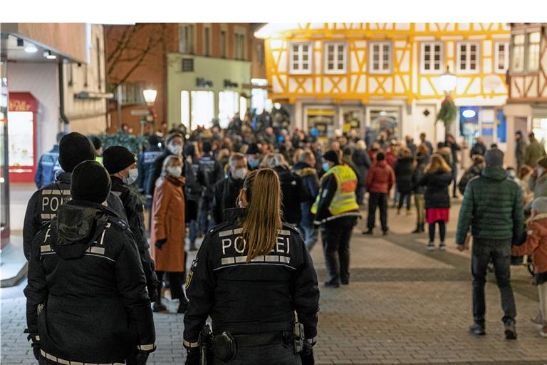 Ob mit oder ohne Allgemeinverfügung im Zusammenhang mit den sogenannten Spaziergängen von Kritikern der Coronamaßnahmen: Die Regeln müssen eingehalten werden. Foto: A. Becher