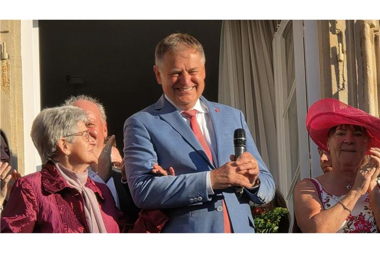 OB Richard Arnold freut sich auf dem Rathausbalkon über seine Wiederwahl.