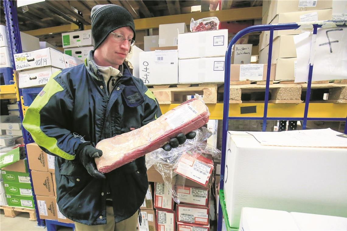 Patrick Scholz hat den coolsten Job Ob Roastbeef oder Dorade, Hummerkrabben oder Käsekuchen, Patrick Scholz packt jede Tiefkühlkost an, aber nur mit Handschuhen. Foto: A. Becher
