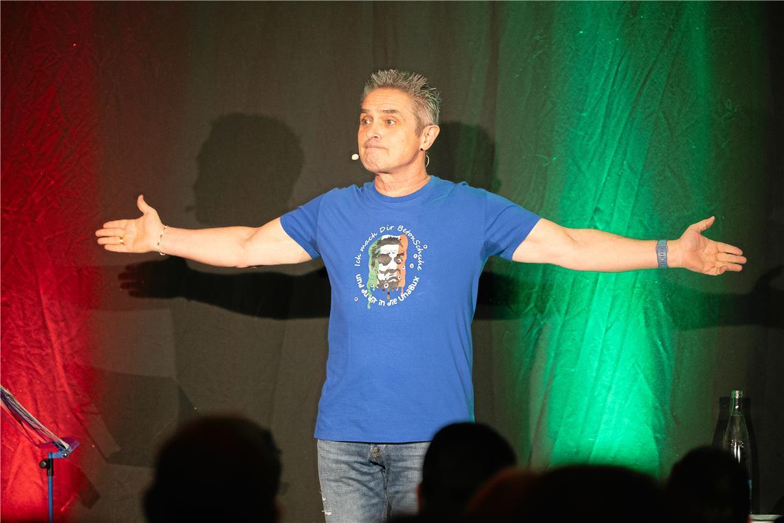 Ob sich Geschenke im Alter noch lohnen, fragt Kabarettist Roberto Capitoni sein Publikum im Merlin. Foto: Alexander Becher