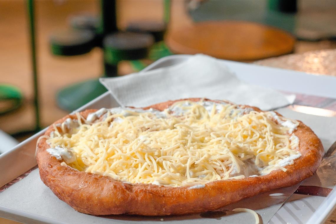 Armeleuteessen ist ein Publikumsrenner Ob süß oder herzhaft belegt: Langos ist ein Muss auf dem Straßenfest. Foto: Adobe Stock/pfeifferv