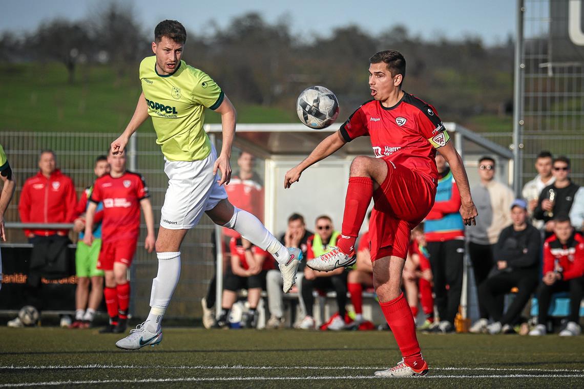 Der SV Allmersbach ist mittendrin im Vierkampf um Meisterschaft und Aufstieg Ob Tim Wehrsig (rotes Trikot) morgen für den SV Allmersbach am Ball ist, ist noch fraglich. Foto: Alexander Becher
