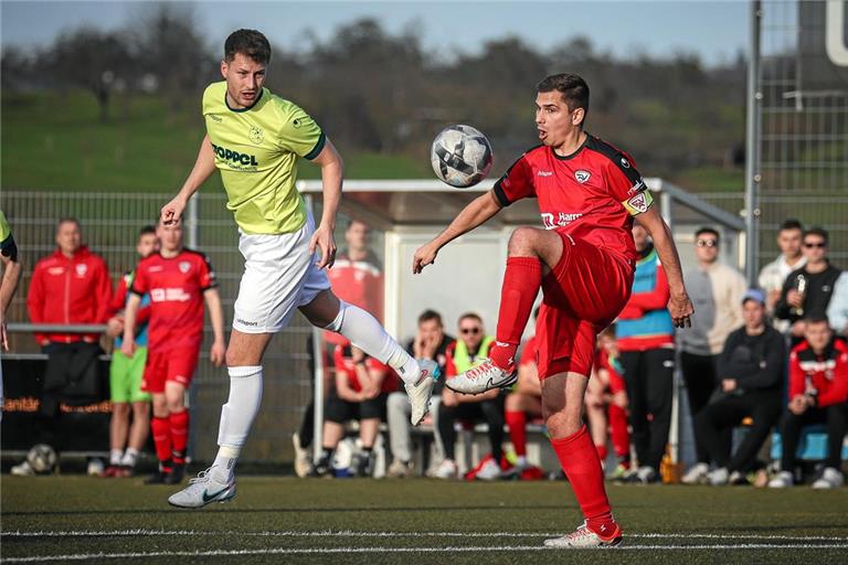 Ob Tim Wehrsig (rotes Trikot) morgen für den SV Allmersbach am Ball ist, ist noch fraglich. Foto: Alexander Becher