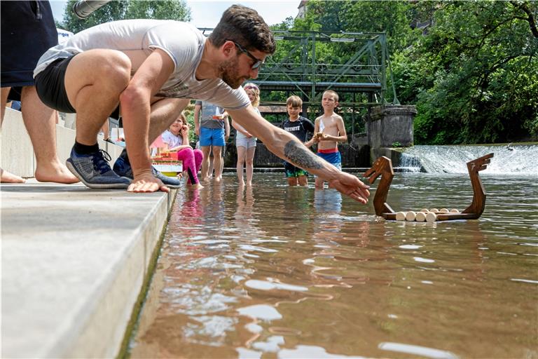 Ob Wikingerdrachen, Flugzeugträger oder Leuchtturminsel – alles, was ohne Motor schwimmen und von einer Person getragen werden kann, darf bei der Mini-Regatta starten. Fotos: A. Becher
