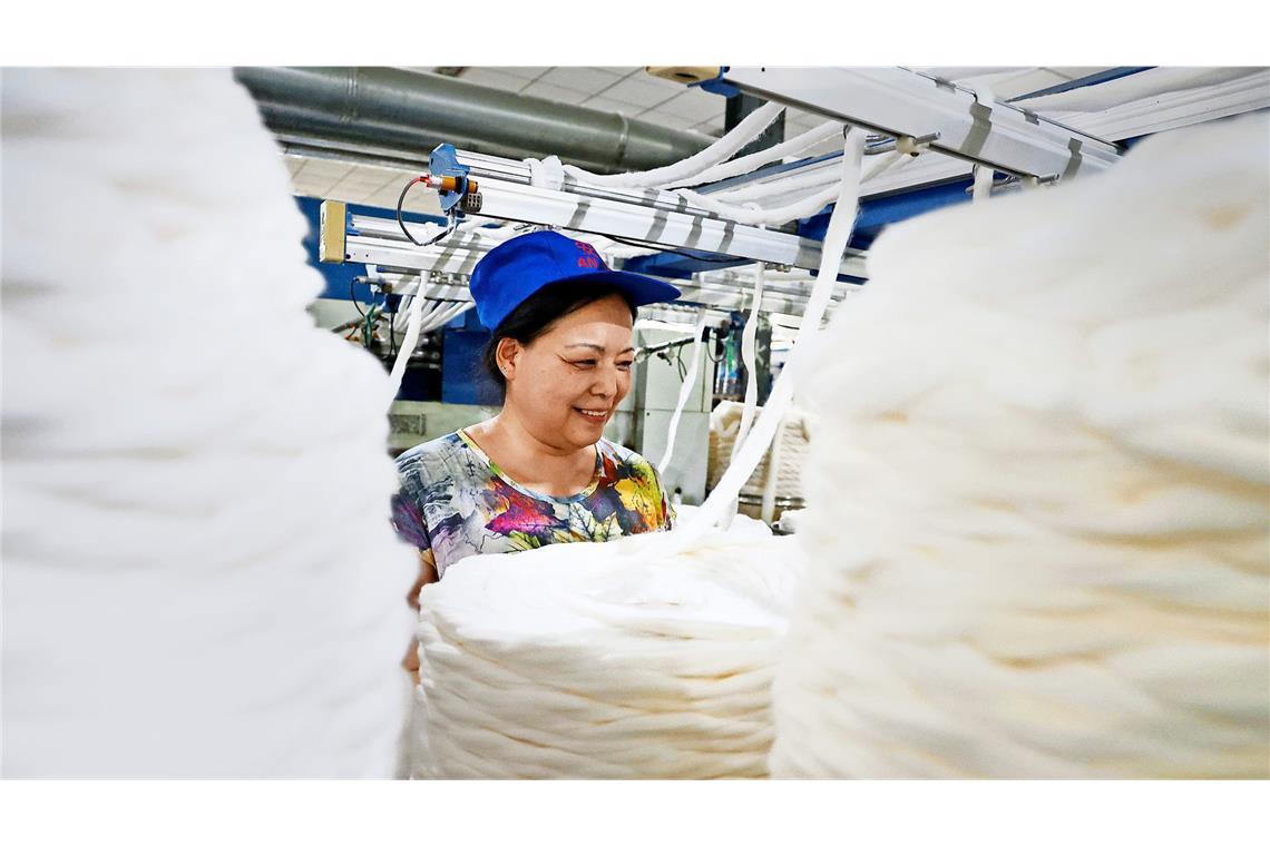Warum Chinas Export-Boom kein Grund zum Feiern ist Ob wohl auch das Textilunternehmen in Binzhou, in dem diese Frau arbeitet, gut lachen hat? Die Unternehmensgewinne in China sind mittlerweile das dritte Jahr in Folge gesunken.