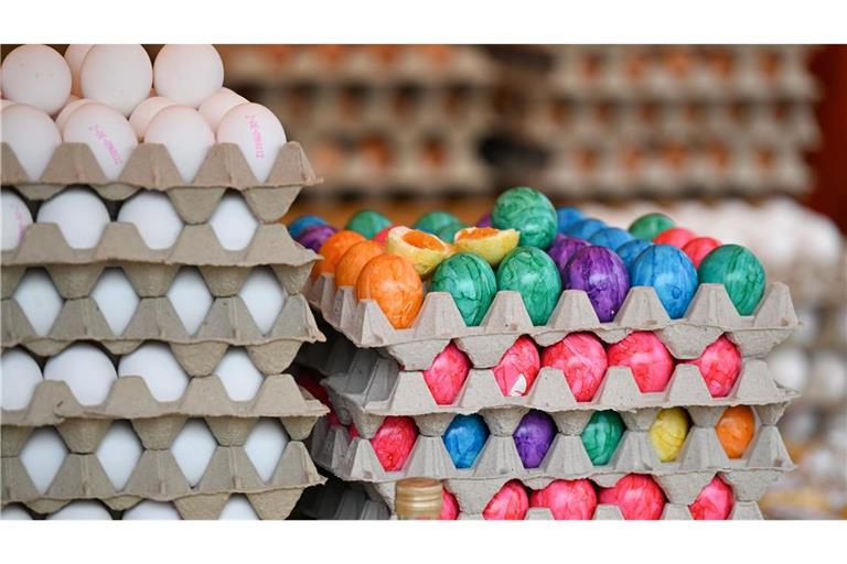 Ob zum Frühstück oder zu Ostern im Nest: Der Pro-Kopf-Verbrauch von Eiern in Deutschland ist zuletzt wieder gestiegen.