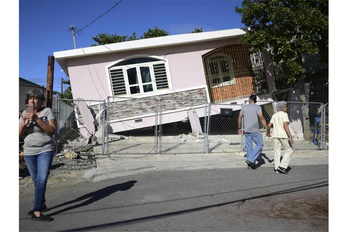 Schwere Erdbeben erschüttern Karibikinsel Puerto Rico Obdachlos: Bewohner vor einem Haus, das nach dem Erdbeben in Guanica teilweise eingestürzt ist. Foto: Carlos Giusti/AP/dpa