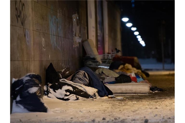 Obdachlose haben bei eisigen Temperaturen und Schnee unter einer Brücke am Bahnhof Zoo in Berlin ihr Lager errichtet und schlafen. Foto: Paul Zinken/dpa