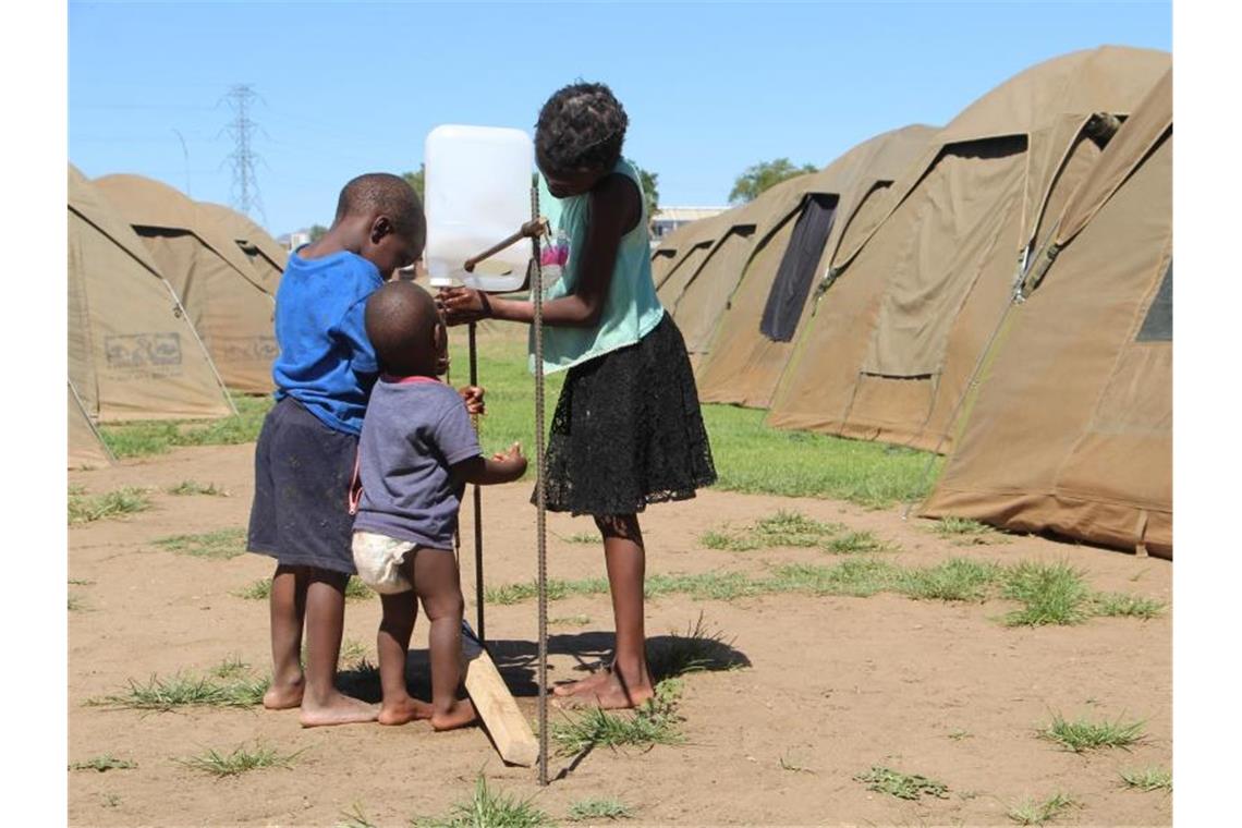 Obdachlose Kinder vor provisorischen Zelten in Namibia. Foto: Jacobina Mouton/XinHua/dpa