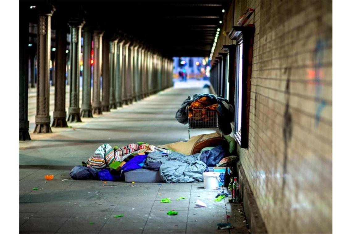 Obdachlose liegen unter einer Eisenbahnunterführung. Foto: Hauke-Christian Dittrich/dpa/Archivbild