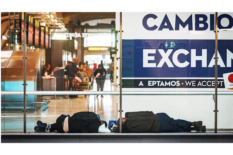 Obdachlose Menschen schlafen auf den Gängen des Airports.