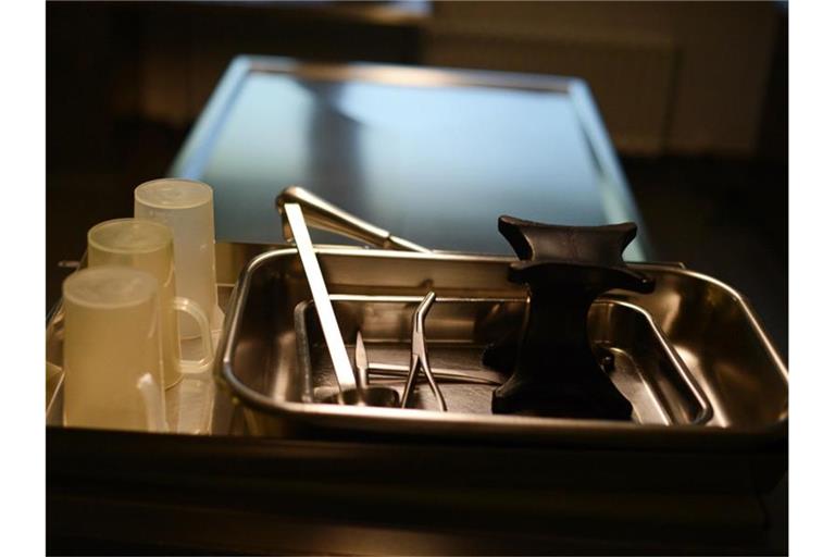 Obduktionsinstrumente und Zubehör liegen auf einem Tisch. Foto: Jens Kalaene/dpa-Zentralbild/ZB/Symbolbild