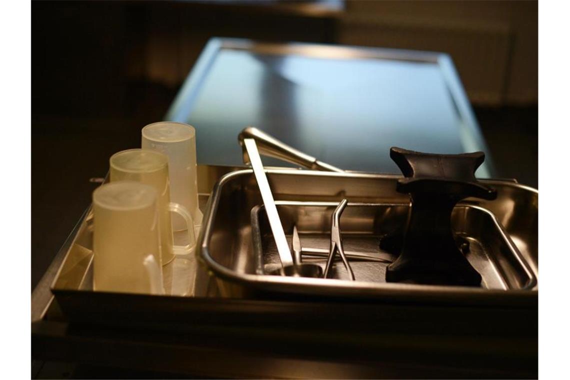 Toter nach Wohnhausbrand in Schwäbisch Hall identifiziert Obduktionsinstrumente und Zubehör liegen auf einem Tisch. Foto: Jens Kalaene/dpa-Zentralbild/ZB/Symbolbild