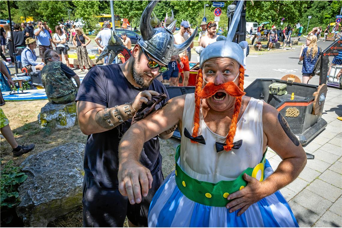 Obelix wird von einem Wikinger noch vor dem Start tätowiert.
