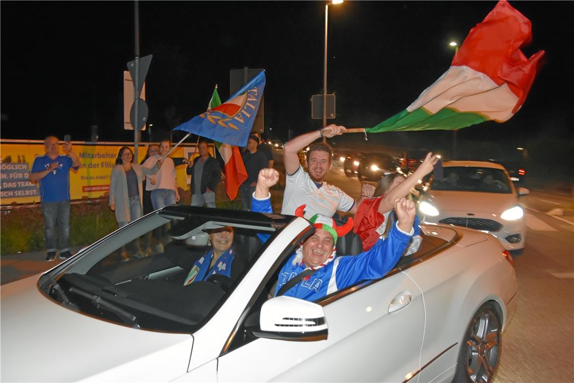 800 Italienfans machen Nacht zum Tag Oben ohne in einer recht kühlen Nacht: Rund 150 Italienfans waren mit dem Auto unterwegs.