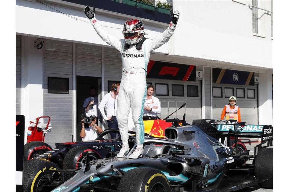 Hamilton will mehr Duelle wie in Budapest Obenauf: Mercedes-Pilot Lewis Hamilton feiert seinen Sieg in Budapest. Foto: Laszlo Balogh/AP