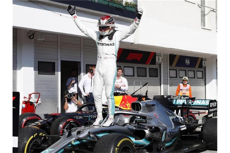 Obenauf: Mercedes-Pilot Lewis Hamilton feiert seinen Sieg in Budapest. Foto: Laszlo Balogh/AP