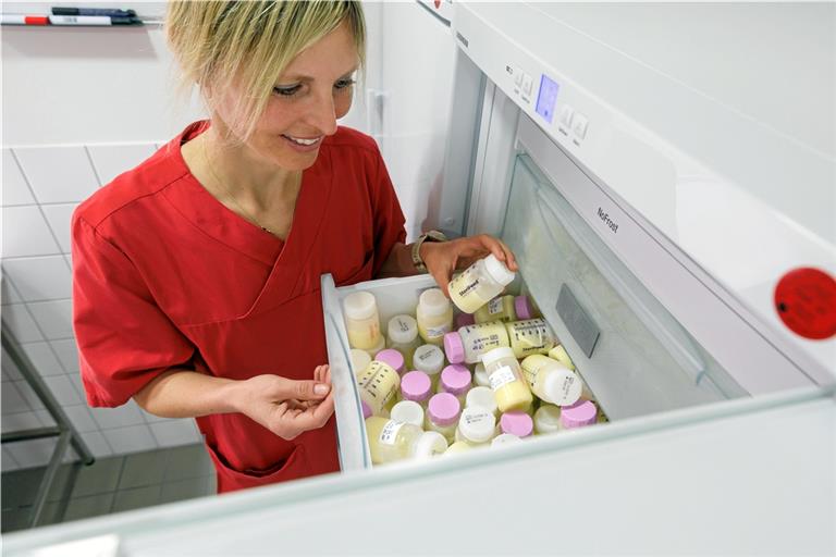 Oberärztin Janaina Rauch, Initiatorin der Frauenmilchbank am Rems-Murr-Klinikum Winnenden, holt eine Milchprobe aus dem Tiefkühlschrank. Foto: RMK, Fuchs