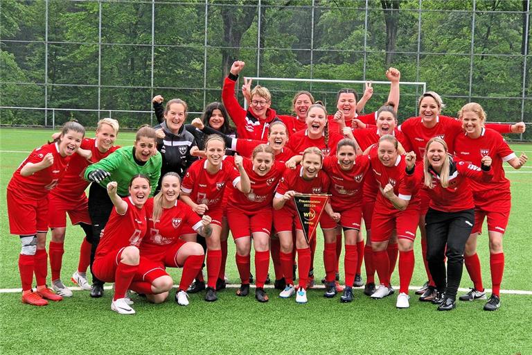 Oberbrüdens Frauenteam bejubelte im zweiten Jahr ihres Bestehens den Meistertitel. Dafür verantwortlich waren (hinten von links): Spielertrainerin Scarlett Berenz, Naomi Sampaio, Silvia Janetzko, Kerstin Hölzer, Eva Idler sowie (Mitte) Marie Betz, Nathalie Hofmann, Melanie Knödler, Maike Brandl, Desireé Zagermann, Julia Galle, Katharina Pfisterer, Aleyna Sügirem, Leslie Ehrmann, Saskia Turina, Jana Wolf, Katharina Winger, Marina Herbst, Aline Bohn und (vorne) Franziska Goll und Rebecca Hofmann. Foto: privat