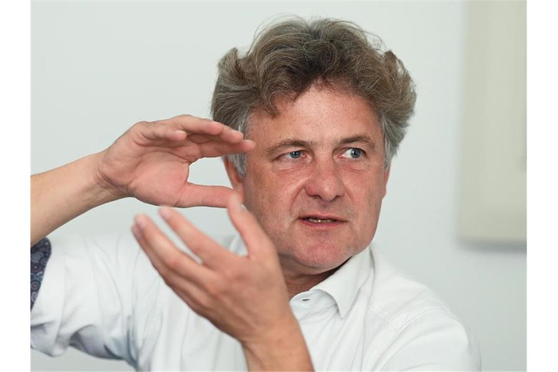 Oberbürgermeister Frank Mentrup spricht in Karlsruhe. Foto: Uli Deck/dpa/archivbild