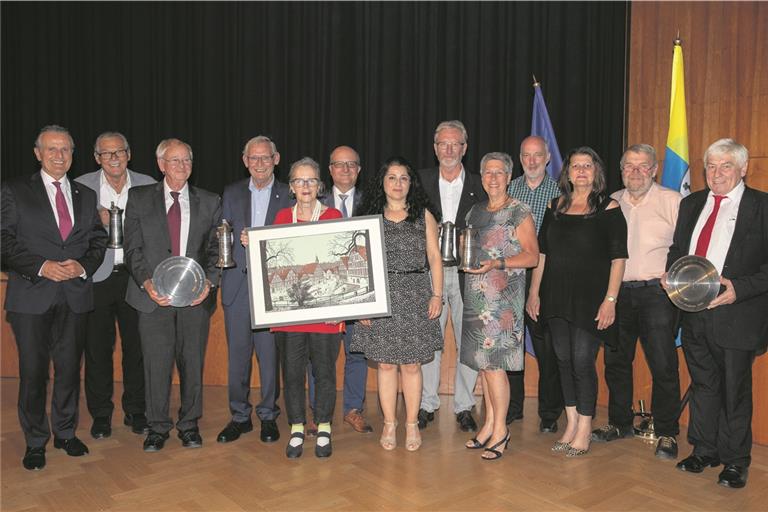Oberbürgermeister Frank Nopper (links) ehrt verdiente Stadträte und Ortsvorsteher: (von links) Ernst Kreß, Werner Schwarz, Wolfgang Schwalbe, Ursula Hefter-Hövelborn, Volker Schwarze, Theodora Tiftikoglou, Norwin Balmer, Siglinde Lohrmann, Volker Bäßler, Ingrid Beerkircher, Rainer Lachenmaier und Martin Holzwarth. Es fehlen Dorothee Winter und Eric Bachert. Foto: A. Becher