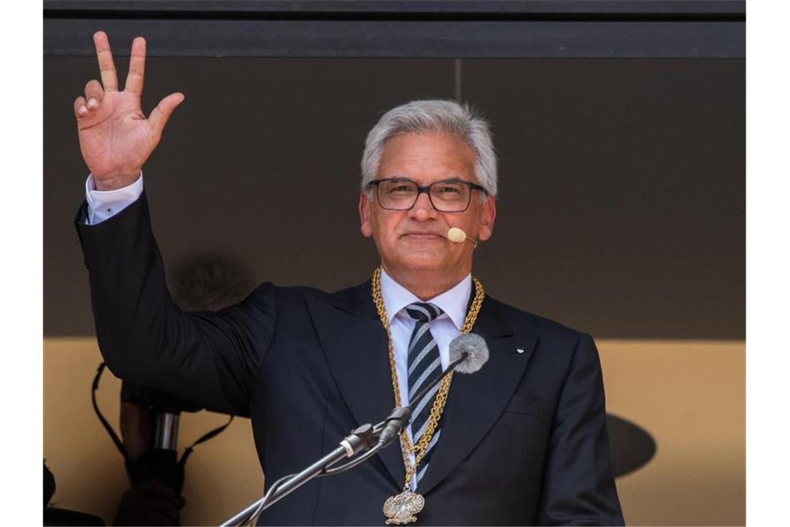Schwörmontag erneut nur in kleinem Rahmen: Kein „Nabada“ Oberbürgermeister Gunter Czisch (CDU) hebt seine Hand. Foto: Stefan Puchner/dpa