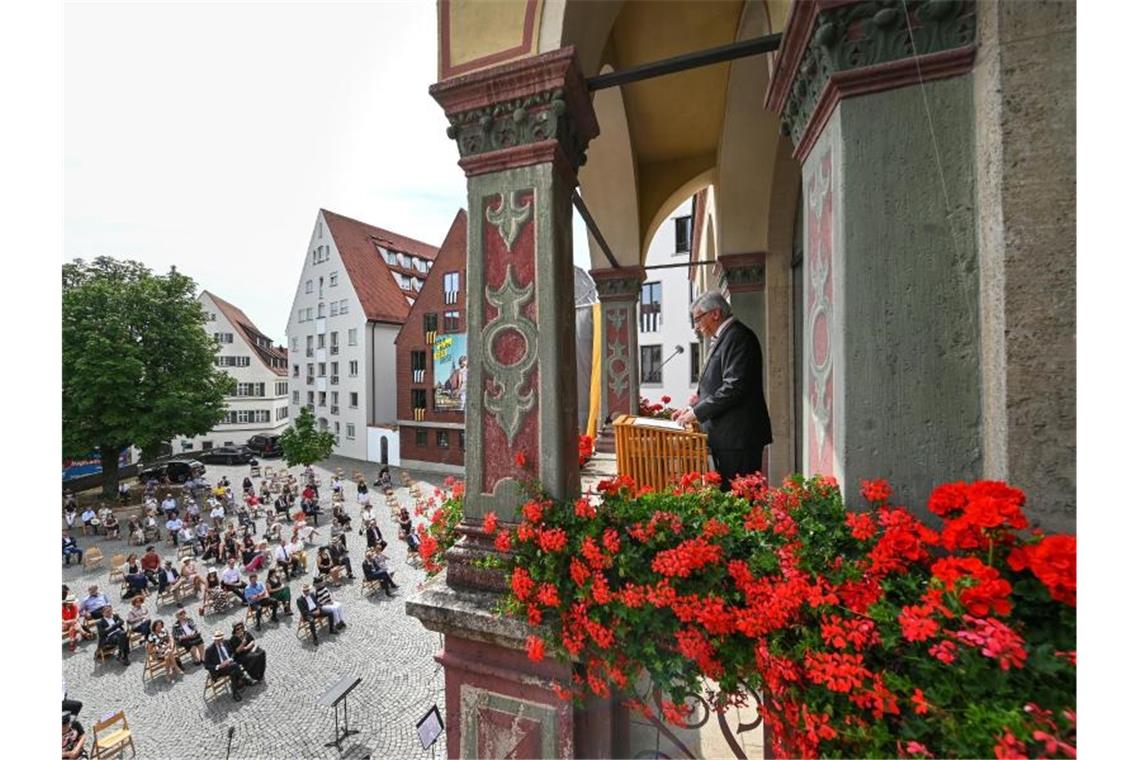 Ulm feiert Schwörmontag erneut in kleinem Rahmen Oberbürgermeister Gunter Czisch (CDU, r) spricht vom dem Balkon des Schwörhauses. Foto: Felix Kästle/dpa/Archivbild