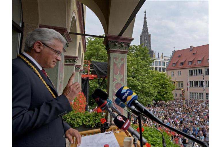 Oberbürgermeister Gunter Czisch (CDU) spricht vor zahlreichen Zuhörern. Foto: Stefan Puchner/Archiv