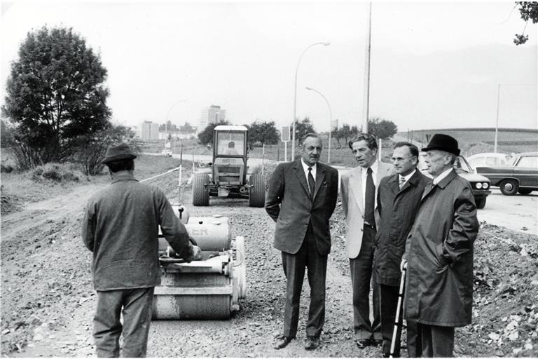Oberbürgermeister Martin Dietrich (Zweiter von rechts) begutachtet die Kanalarbeiten in Strümpfelbach. Der Anschluss an die Kläranlage war eines der Versprechen, mit denen Backnang die Nachbargemeinde von einer Fusion überzeugt hatte. Foto: BKZ-Archiv