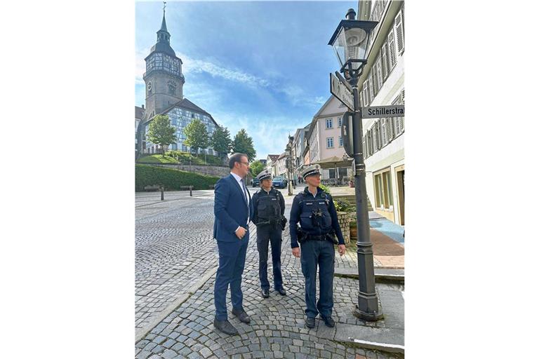 Oberbürgermeister Maximilian Friedrich bespricht mit Jennifer Wiedenhaupt und Franziska Schmierer (von links) vom Polizeirevier Backnang präventive Maßnahmen zur Stärkung der öffentlichen Sicherheit und Ordnung. Foto: Stadt Backnang