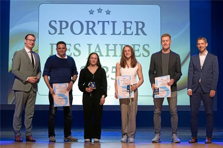 Oberbürgermeister Maximilian Friedrich (ganz links) und Redaktionsleiter Kornelius Fritz (ganz rechts) umrahmen die BKZ-Sportler des Jahres (von links): Jens Holderle und Chiara Serra als Vertreter der Judofrauen der TSG Backnang (Mannschaft des Jahres) sowie TSG-Judoka Sara-Joy Bauer und Triathlet Thomas Bosch als Einzelsportlerin und -sportler des Jahres.