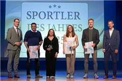 Oberbürgermeister Maximilian Friedrich (ganz links) und Redaktionsleiter Kornelius Fritz (ganz rechts) umrahmen die BKZ-Sportler des Jahres (von links): Jens Holderle und Chiara Serra als Vertreter der Judofrauen der TSG Backnang (Mannschaft des Jahres) sowie TSG-Judoka Sara-Joy Bauer und Triathlet Thomas Bosch als Einzelsportlerin und -sportler des Jahres.