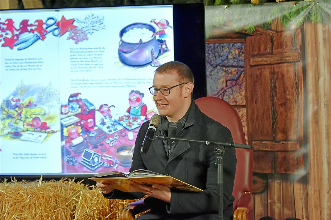 Oberbürgermeister Maximilian Friedrich liest eine Weihnachtsgeschichte vor, mit ...