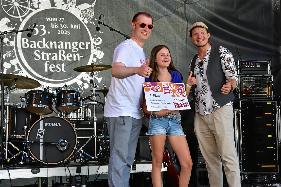 Der Live-Blog zum 53. Backnanger Straßenfest: Mit dem Zapfenstreich klingt das Fest aus Oberbürgermeister Maximilian Friedrich (links) und Kulturamtsleiter Johannes Ellrott überreichen Lilly Becker den ersten Preis. Foto: Tobias Sellmaier