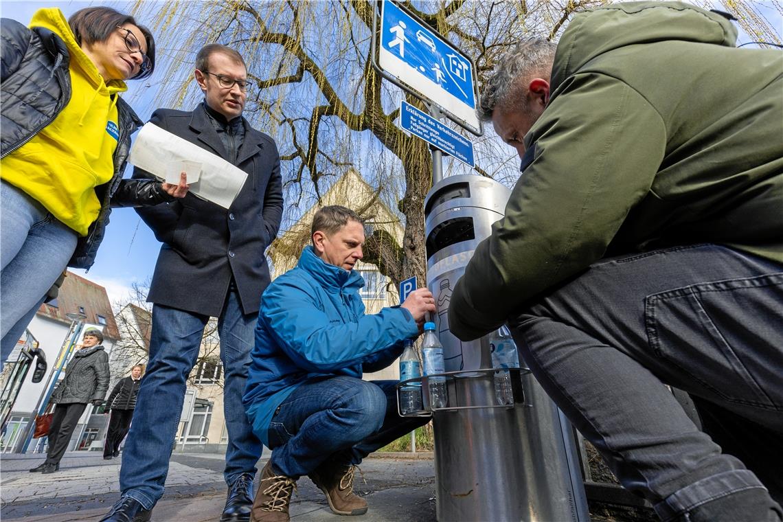 Oberbürgermeister Maximilian Friedrich mit Tiefbauamtsleiter Lars Kaltenleitner und Bauhofleiter Rafael Bidlingmaier (von links) beim neuen Pfandringstandort im Biegel, der ab sofort genutzt werden kann. Fotos: Alexander Becher