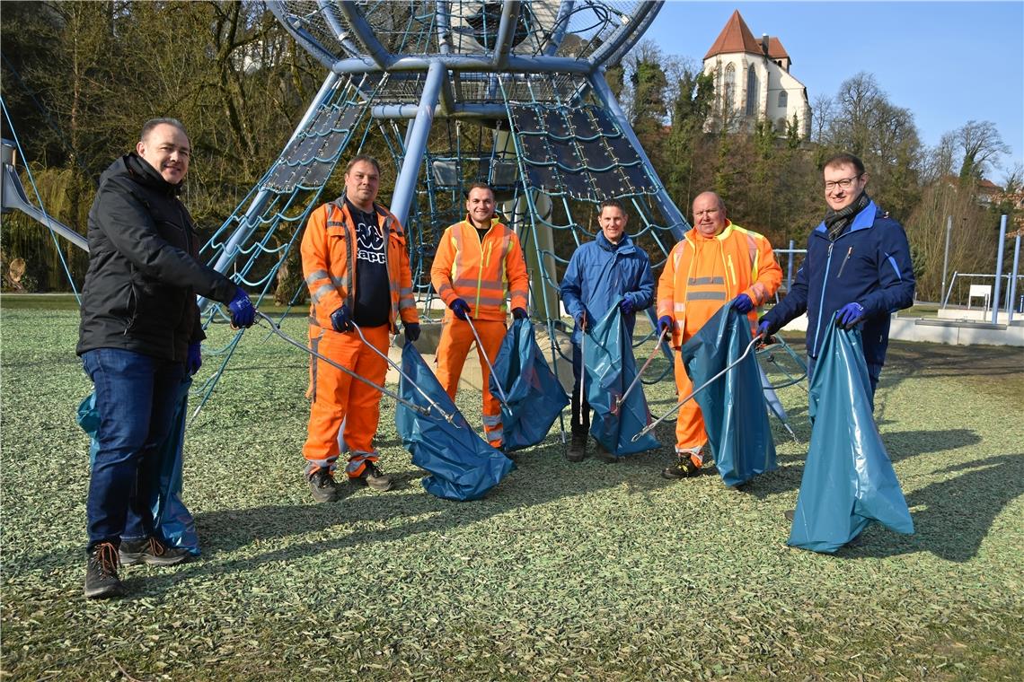 Oberbürgermeister Maximilian Friedrich (rechts), Tiefbauamtsleiter Lars Kaltenleitner (Dritter von rechts) und Baudezernent Stefan Setzer (links) mit dem Bauhofteam bei der Kreisputzete im Rems-Murr-Kreis am Samstagvormittag bei der Annonayanlage in Backnang. Fotos: T. Sellmaier