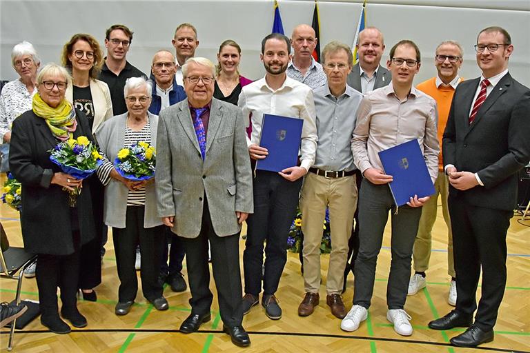 „Ehrenamt ist der Herzschlag der Stadt Backnang“ Oberbürgermeister Maximilian Friedrich (rechts) und Sportkreispräsident Reinhold Sczuka (Zweiter von rechts) ehren die Engagierten (von links): Ingrid Wöhrle, Jutta Rieger-Ehrmann, Nadine Nasser, Martin Häuser, Roswitha Knörzer, Jürgen Ehrmann, Mark Daynes, Ullrich Naumann, Christine Will (stellvertretend für Peter Linfert und Thomas Wollenhaupt), Timo Haible, Helmut Schur, Konrad Panzlaff, Stefan Mehrens und Daniel Jacobi. Foto: Alexander Becher
