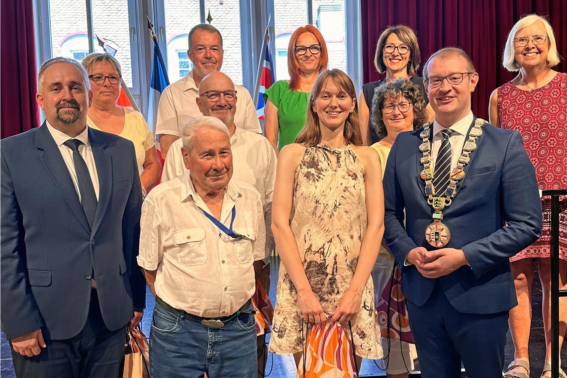 Oberbürgermeister Maximilian Friedrich (rechts vorne) begrüßt die Delegationen der Partnerstädte im Backnanger Bürgerhaus. Foto: Stadt Backnang