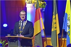 Oberbürgermeister Maximilian Friedrich richtet in seiner Rede auch Appelle an die Landes- und Bundespolitik. Fotos: Tobias Sellmaier