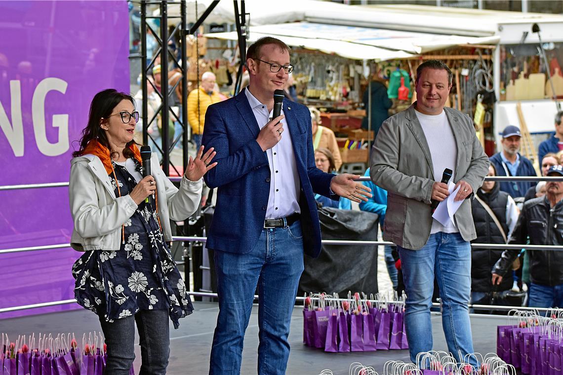 Oberbürgermeister Maximilian Friedrich, Sigrid Göttlich und Josh Kochhan eröffne...